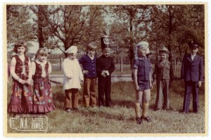 1978. Występ przedszkolaków na placu przed przedszkolem